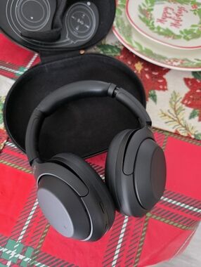 Sony WH-1000XM4 Wireless Noise-Canceling Headphones — Black